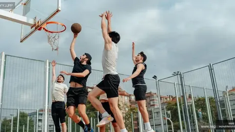 詹姆斯本季36分钟内送出4.5次助攻，刷新联盟纪录，携手戴维斯助力球队跃居联盟第二。